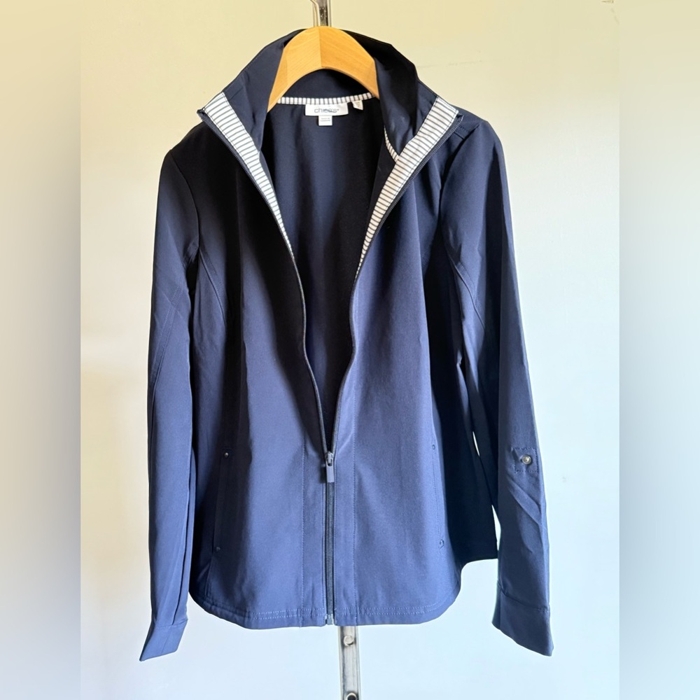 Chico's Zenergy® UPF Neema Jacket. .
SIZE: 00 (U.S.2)
COLOR: Navy blue